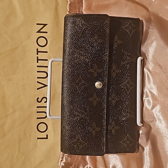 Louis Vuitton Sara Wallet - Picture 1 of 16